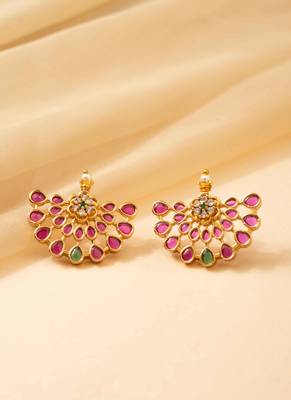 Elegance floral gold plated stud pattern kemp earrings. 1