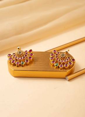 Elegance floral gold plated stud pattern kemp earrings. 3