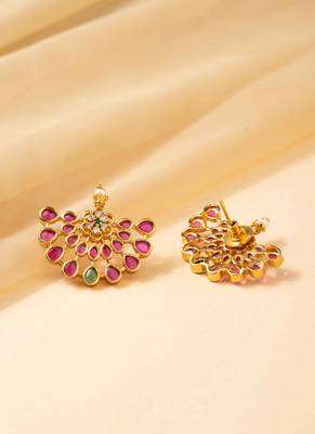 Elegance floral gold plated stud pattern kemp earrings. 4