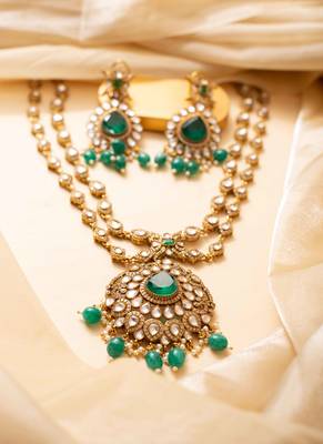 Kundan pendant necklace set with green beads 1