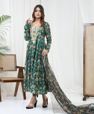 Bottle green hand embroidered kurta set 1