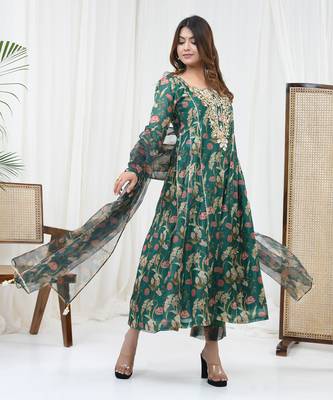 Bottle green hand embroidered kurta set 2