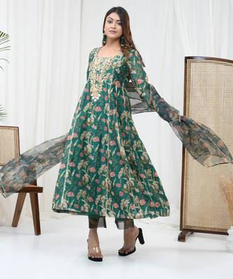 Bottle green hand embroidered kurta set 4