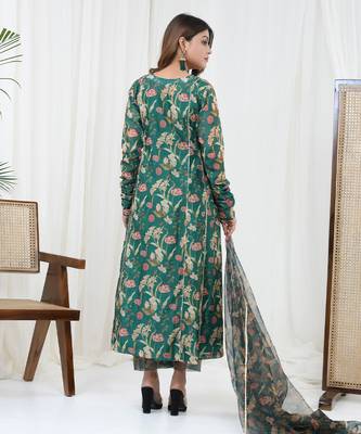 Bottle green hand embroidered kurta set 5