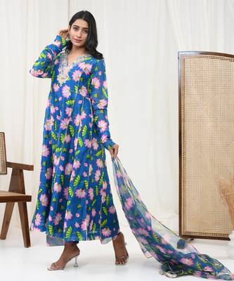 Teal blue hand embroidered kurta set 5