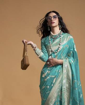 Women zari woven saree with tassels 2