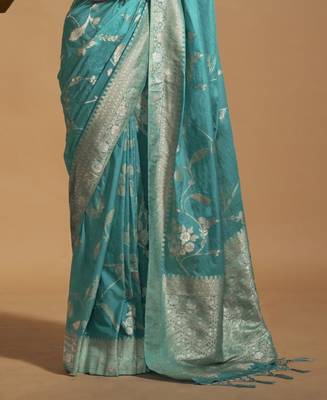 Women zari woven saree with tassels 3