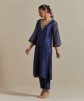 Pink intricate embroidery v neck straight kurta set 2