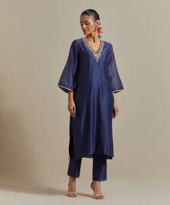 Pink intricate embroidery v neck straight kurta set 3
