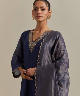 Pink intricate embroidery v neck straight kurta set 4