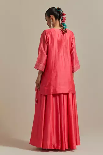 Pink the embroidered short kurta has sequin zari thread work