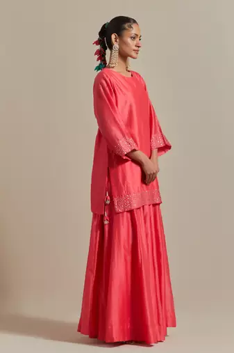 Pink the embroidered short kurta has sequin zari thread work