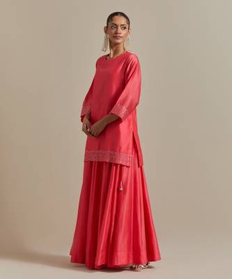 Pink the embroidered short kurta has sequin zari thread work 4