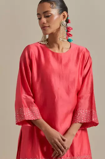 Pink the embroidered short kurta has sequin zari thread work