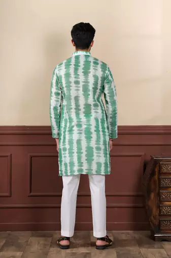Green sophisticated men's kurta payjama for ceremonial wear