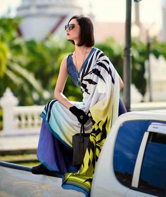 navy blue satin print saree with unstitched blouse piece 4