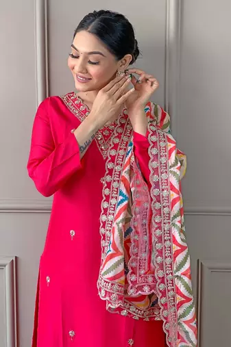Pink viscosee fabric looks graceful readymade suit for girls