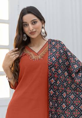 Women Viscos Weaving Straight Kurta With Pant And Dupatta Suit Set  5