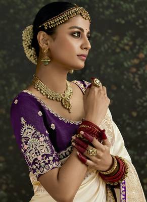 Off White Dola Silk Weaving With Sequnice Work Border & Heavy Designer Contras Blouse 2
