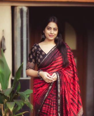 Crimson elegance tie-dye saree 2