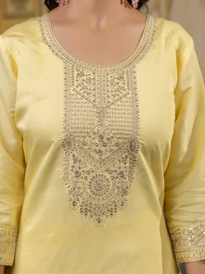Women's silk blend embroidered kurta pant set with organza print dupatta 3