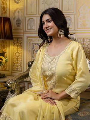 Women's silk blend embroidered kurta pant set with organza print dupatta 4