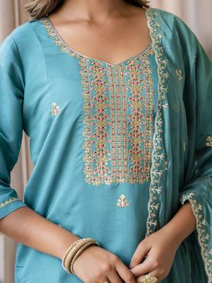 Women's silk blend embroidered kurta pant set with organza print dupatta 3