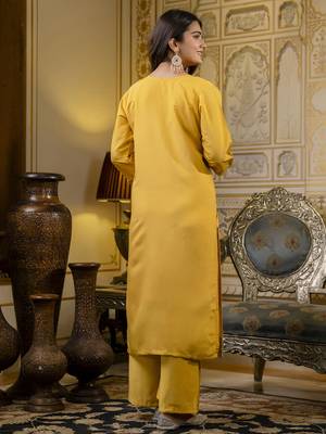 Women's silk blend embroidered kurta pant set with organza print dupatta 2
