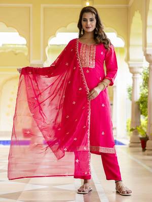 Women's silk blend embroidered kurta pant set with organza print dupatta 1