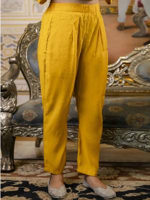 Women's silk blend embroidered kurta pant set with organza print dupatta 4