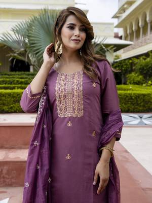 Women's silk blend embroidered kurta pant set with organza print dupatta 2