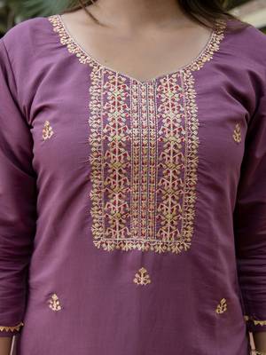 Women's silk blend embroidered kurta pant set with organza print dupatta 3