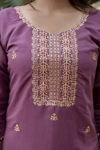 Women's silk blend embroidered kurta pant set with organza print dupatta