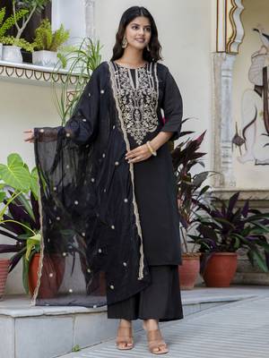 Women's silk blend embroidered kurta pant set with organza print dupatta 1