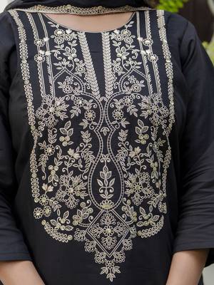 Women's silk blend embroidered kurta pant set with organza print dupatta 4