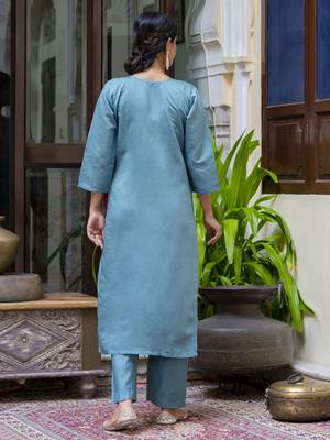 Women's silk blend embroidered kurta pant set with organza print dupatta 2