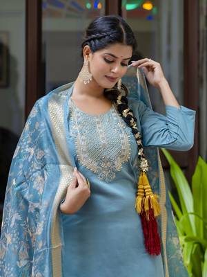 Women's silk blend embroidered kurta pant set with organza print dupatta 3