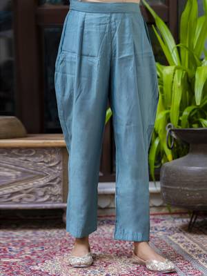 Women's silk blend embroidered kurta pant set with organza print dupatta 4