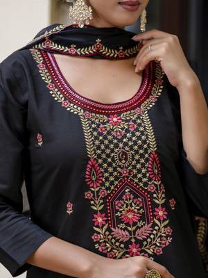 Women's silk blend embroidered straight kurta pant set with organza embroidery dupatta 3