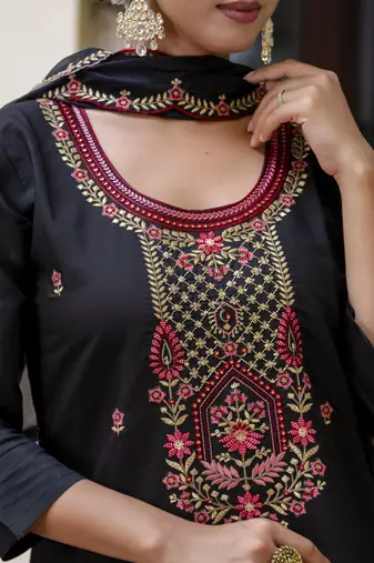 Women's silk blend embroidered straight kurta pant set with organza embroidery dupatta