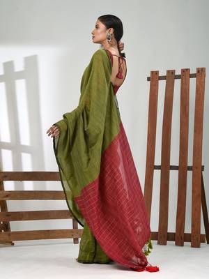 Green cotton handspun soft saree with contrast red pallu 2