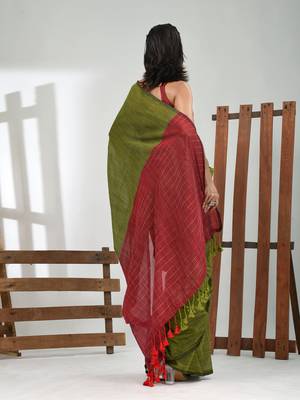 Green cotton handspun soft saree with contrast red pallu 3