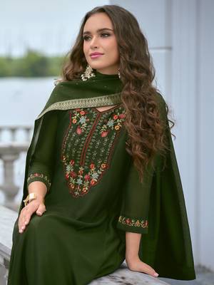 Women's vichitra silk embroidered kurta pant set with swarosky diamond dupatta 3