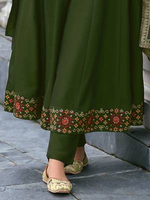 Women's vichitra silk embroidered kurta pant set with swarosky diamond dupatta 4