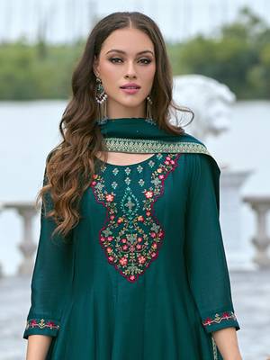 Women's vichitra silk embroidered kurta pant set with swarosky diamond dupatta 3
