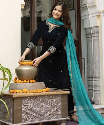 Velvet Embroidery Salwar Suit Set Kurta Pant with Dupatta 4