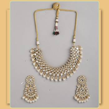 Super Premium Luxe Kundan & White Pearl Beaded Jewellery Set With Mangtikka 3