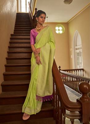 Parrot green Crape Weaving With Beautifull Tussles Designer Saree 1