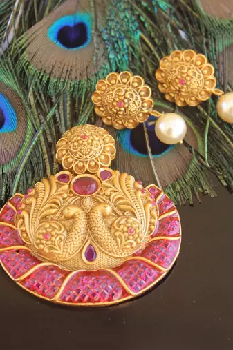 Matte finish peacock ruby pendant set