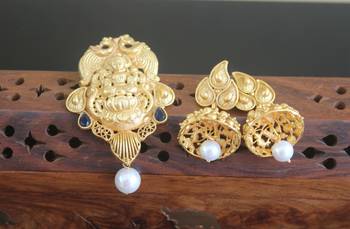 Temple lakshmi matte finish pendant set 1